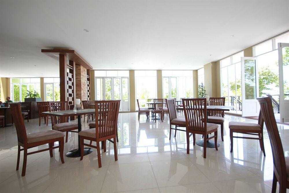 รอยัล พลา คลิฟ บีช รีสอร์ต แอนด์ สปา รีสอร์ท บ้านฉาง